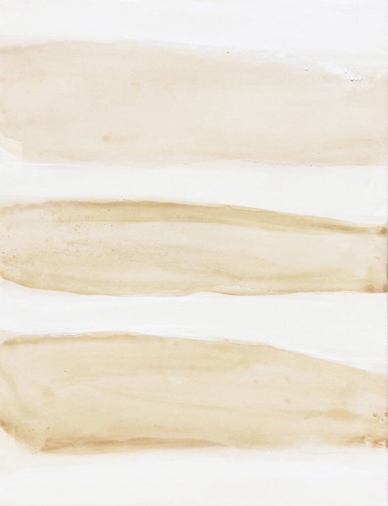 Arte abstracto vertical en tonos beige y arena suaves