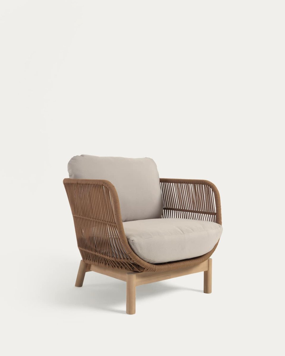 Butaca Catalina de cuerda beige y madera maciza de acacia FSC 100%
