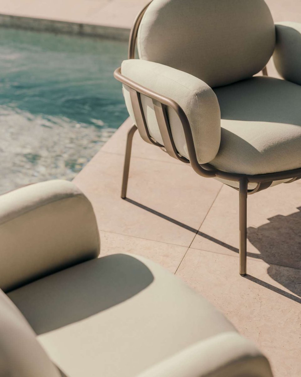 Butaca de exterior Joncols de aluminio con acabado pintado gris y cojines beige