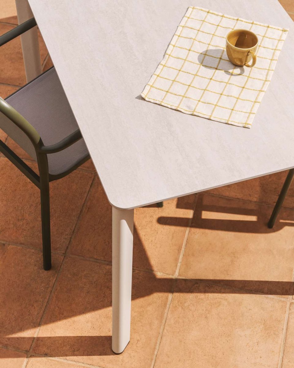 Mesa Anafi de piedra sinterizada y aluminio ecru 140 x 80 cm