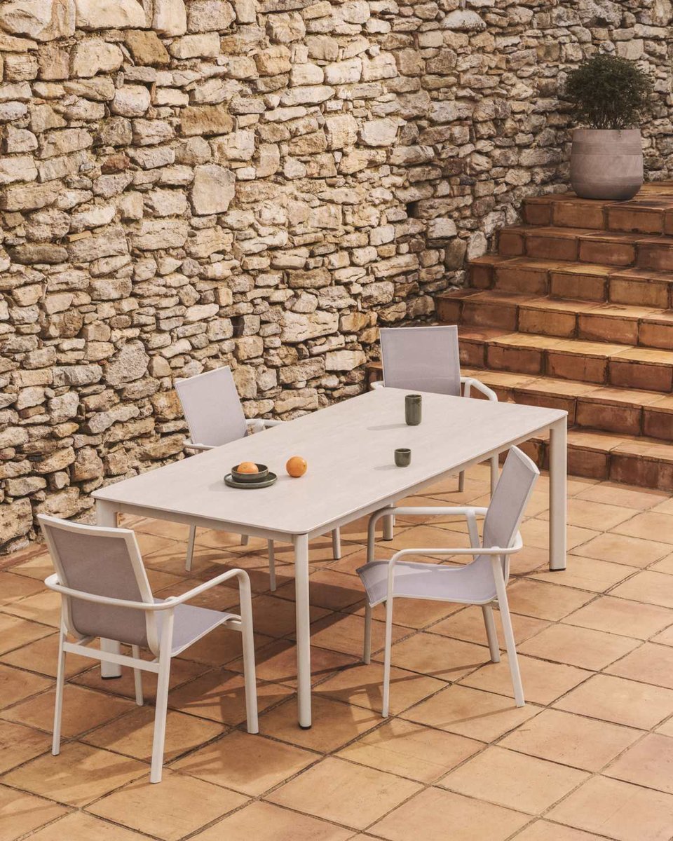 Mesa Anafi de piedra sinterizada y aluminio ecru 220 x 100 cm