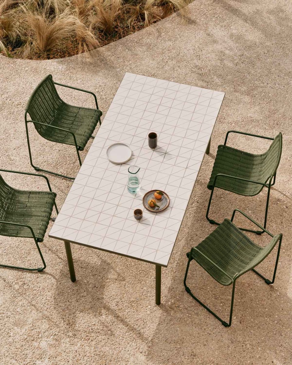 Mesa de exterior Maurina de acero galvanizado verde y azulejos color crudo 182 x 91 cm