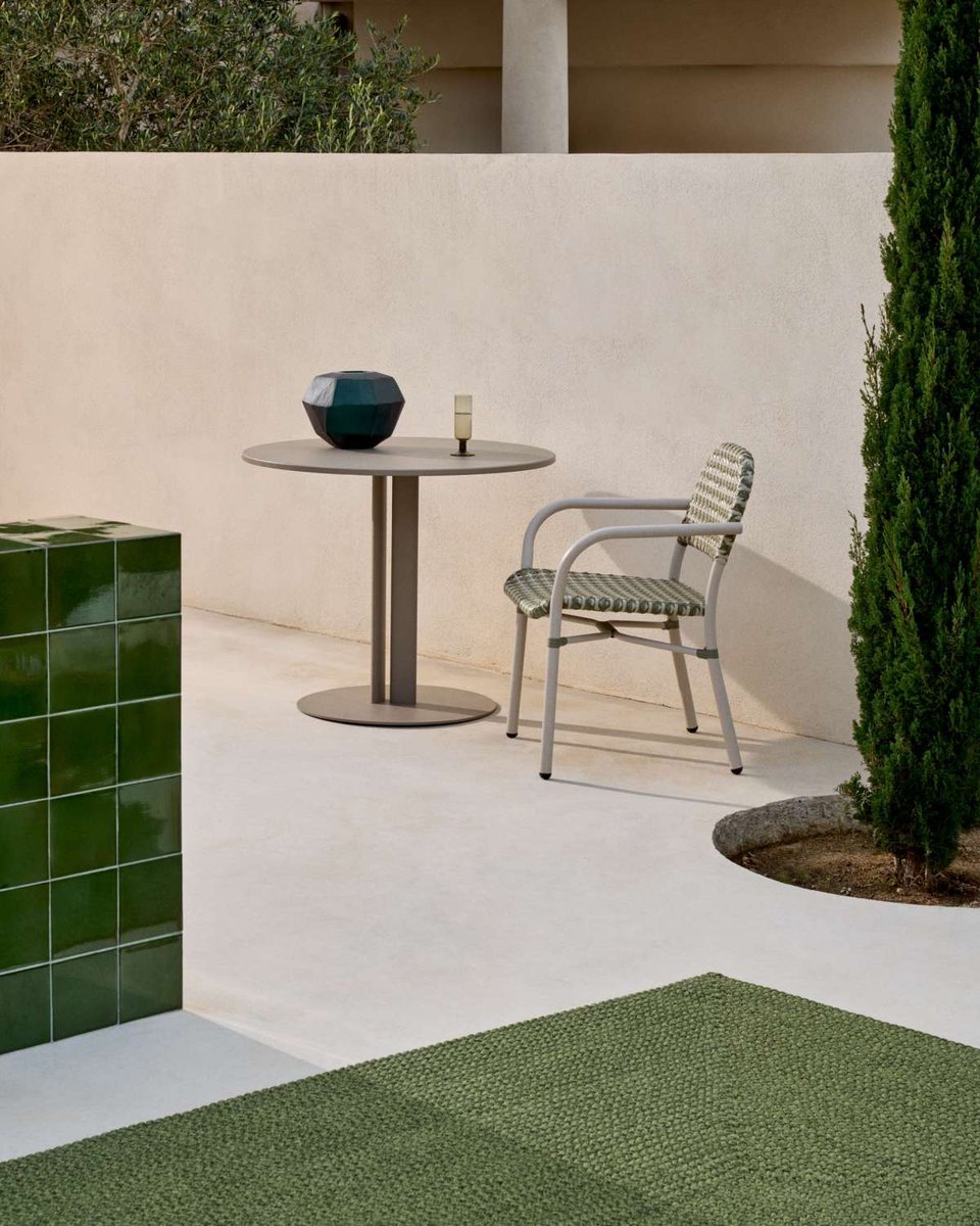 Mesa redonda de exterior Sedalis de acero y sobre de aluminio topo Ø80 cm