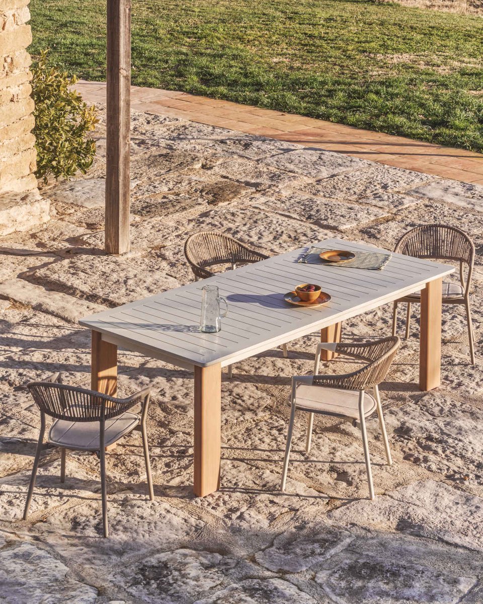 Mesa extensible Livorno de aluminio color crudo y patas efecto madera 233(350) x 100 cm