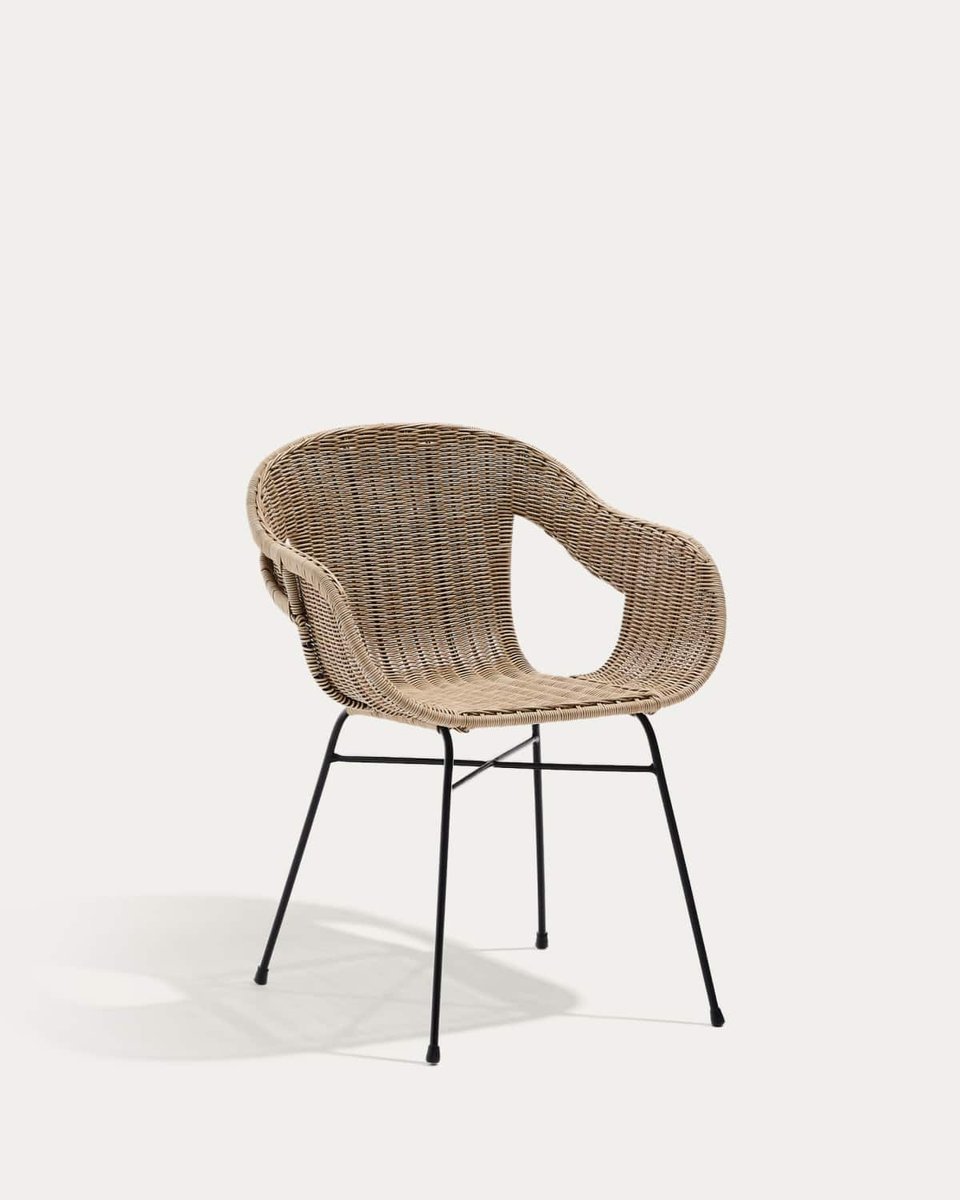 Silla apilable Eltiera de ratán sintético y estructura de acero negro