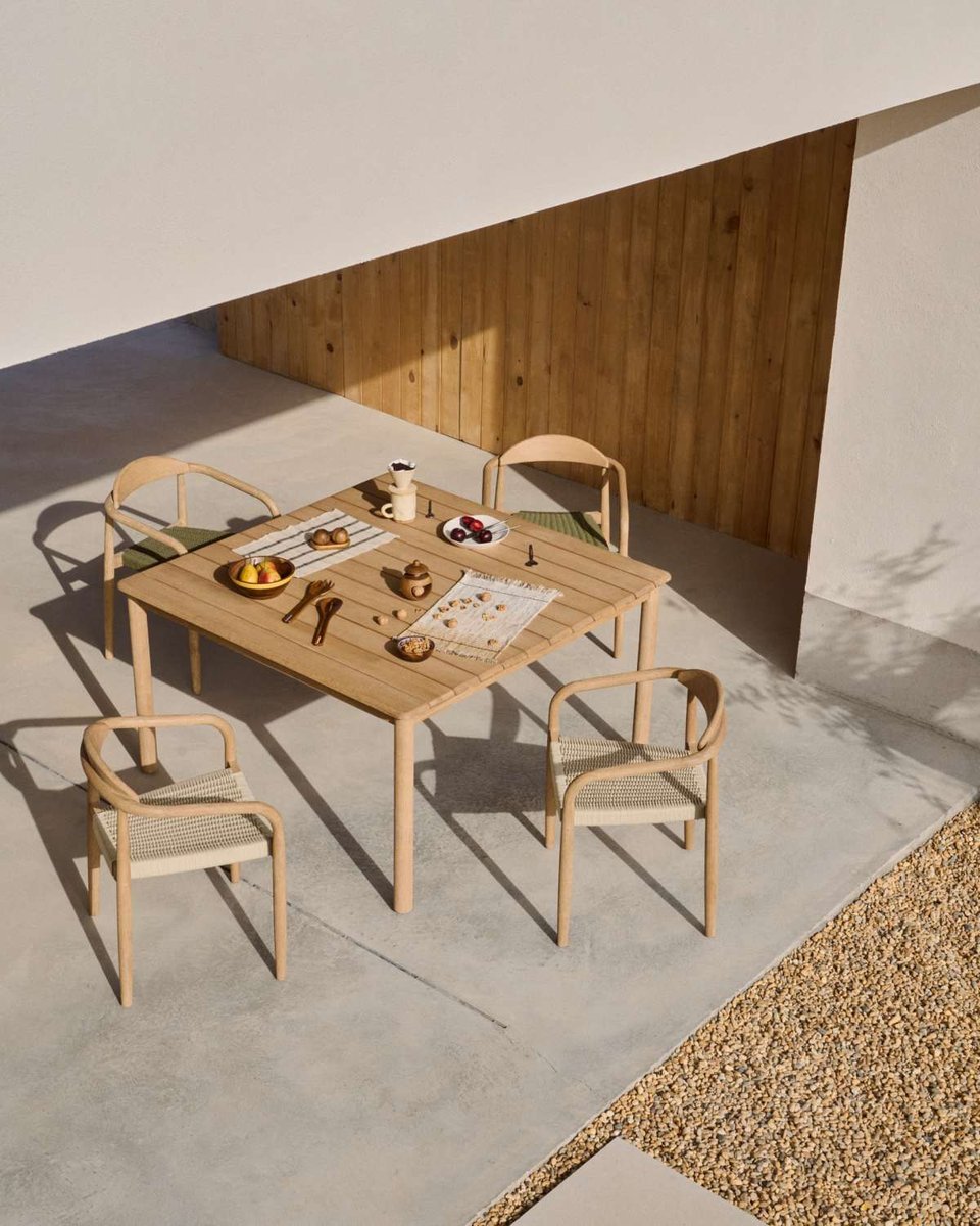 Mesa Sori de madera maciza de acacia FSC 100% 135 x 135 cm