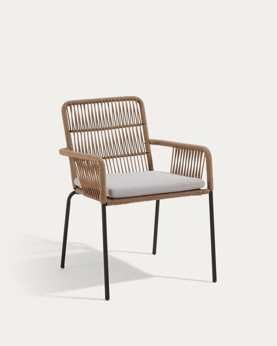 Silla apilable Samanta de cuerda beige y patas de acero galvanizado