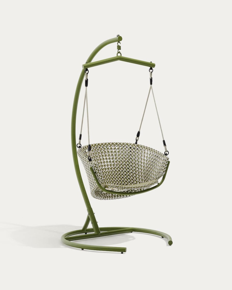 Sillón colgante con pie Saliga de aluminio y ratán sintético verde