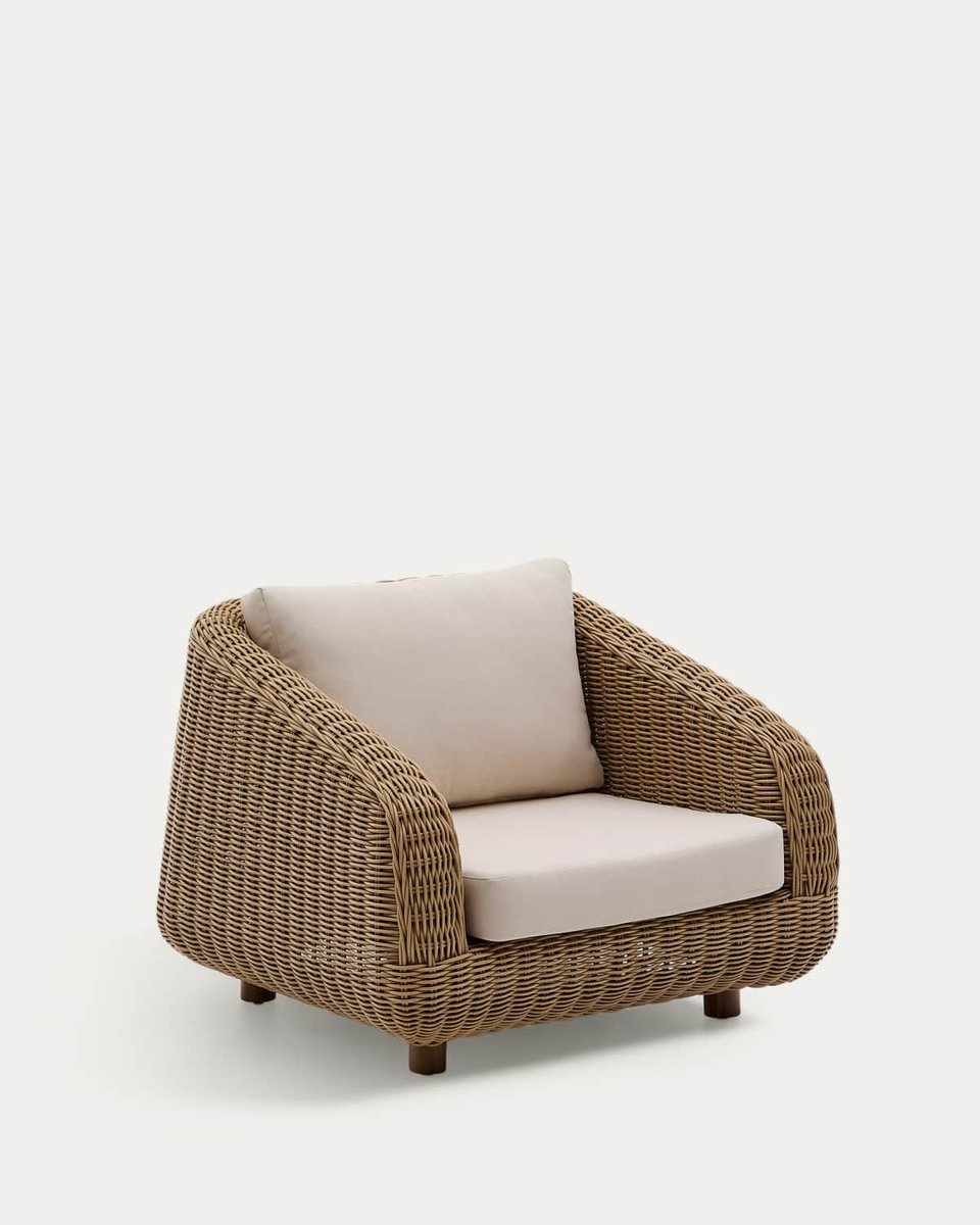 Sillón Meria de ratán sintético y patas de madera maciza de acacia FSC 100%