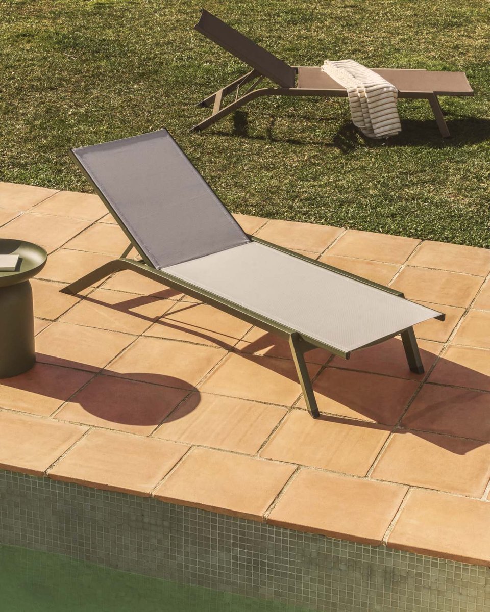 Tumbona apilable Capraia de aluminio verde y texteline beige