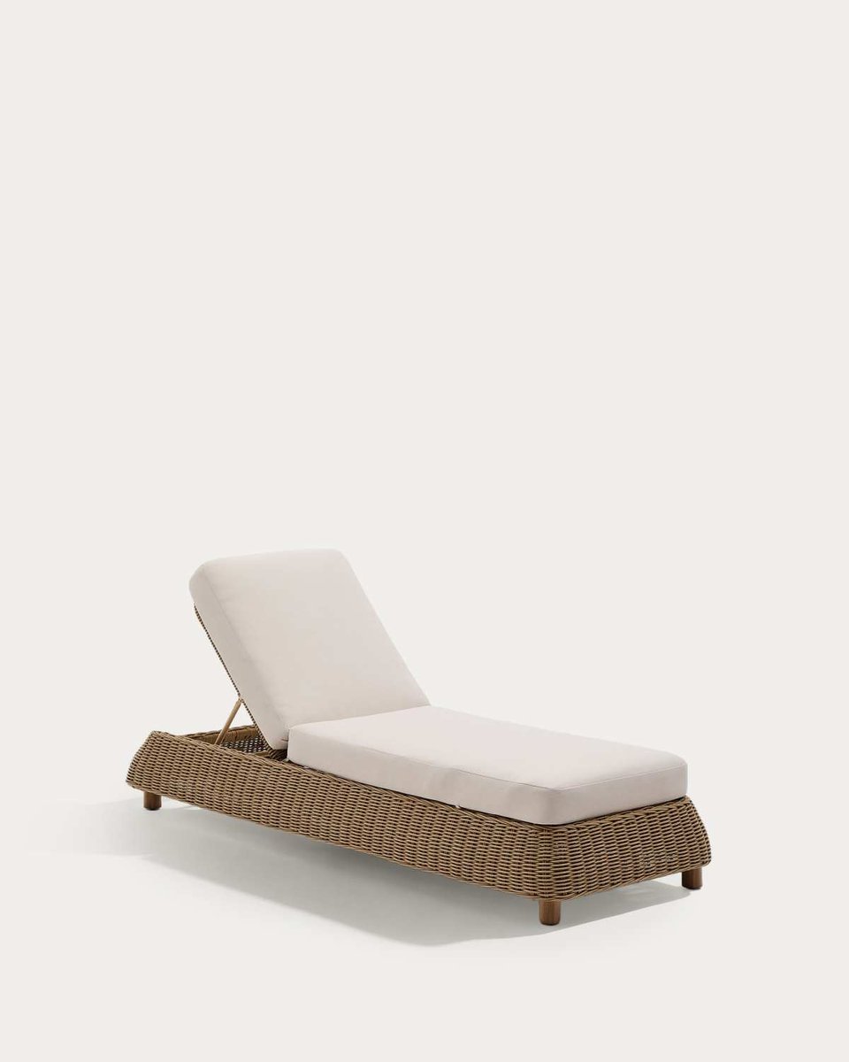 Tumbona Meria de ratán sintético y patas de madera maciza de acacia FSC 100%